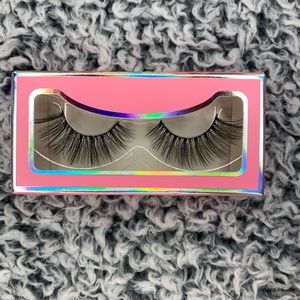 Women’s lashes 22mm | price: $8